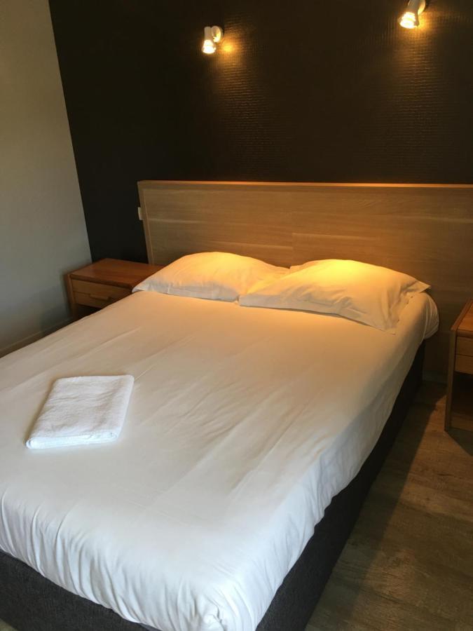 Hotel Le Bretagne Et Restaurant Le Papillon Gorron Buitenkant foto